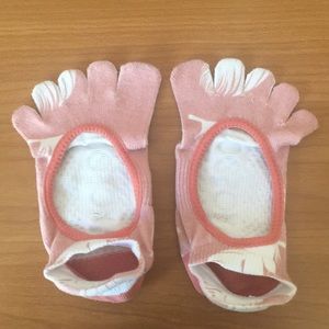 Toesox grip socks in size small